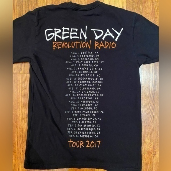 Green Day Revolution Radio Graphic T-Shirt 2017 Revolution Radio Tour Shirt - Picture 3 of 3